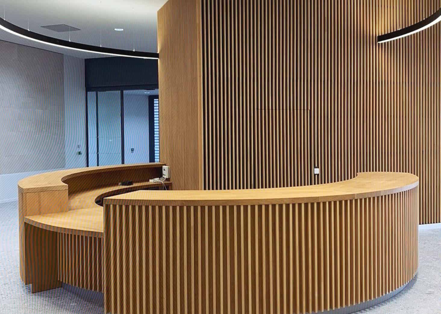 Bureau d'accueil en bois avec design contemporain et finition élégante.