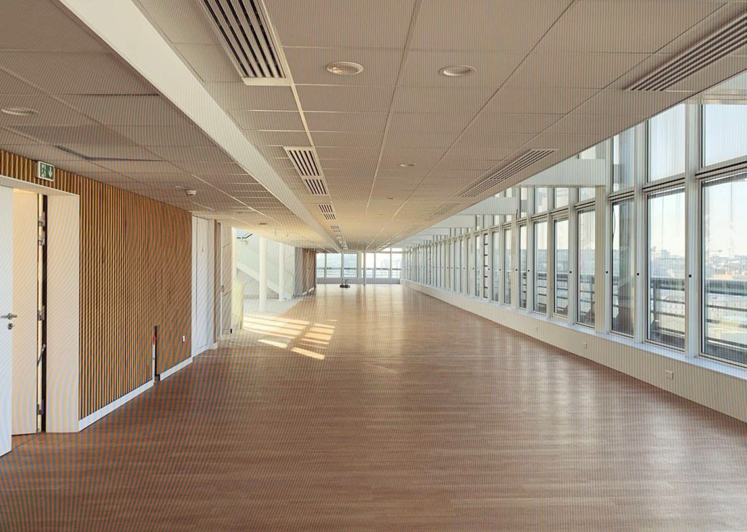 Bureau lumineux avec grandes fenêtres offrant une vue panoramique sur la ville. Espace de travail mo.