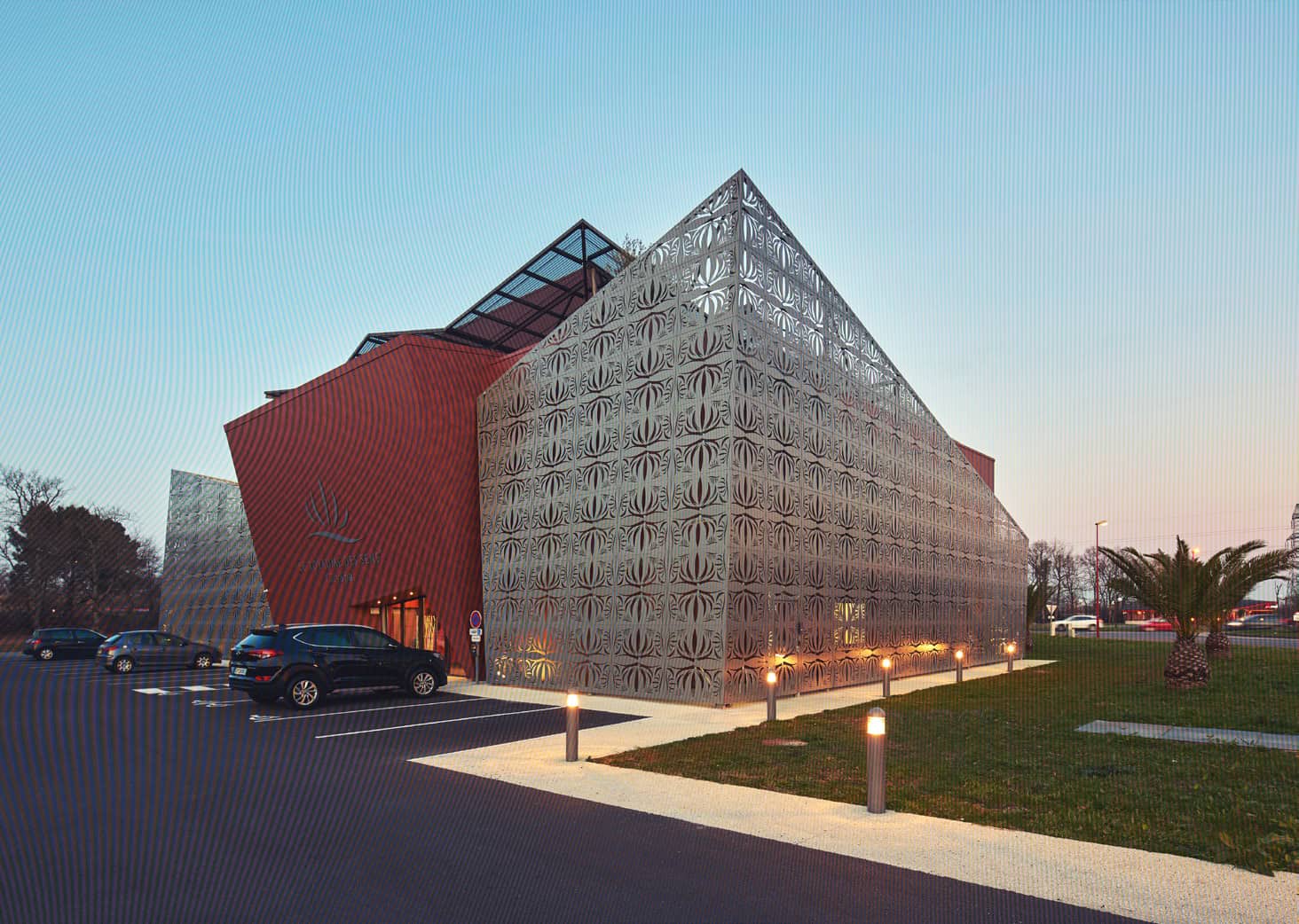 Vue extérieure du centre culturel Urb1n avec architecture innovante et façade en métal décoratif.