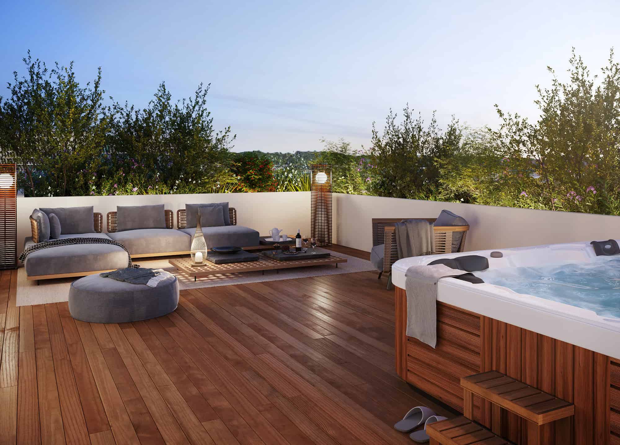 Balcon avec jacuzzi, canapé et vue sur la nature, espace détente en plein air.