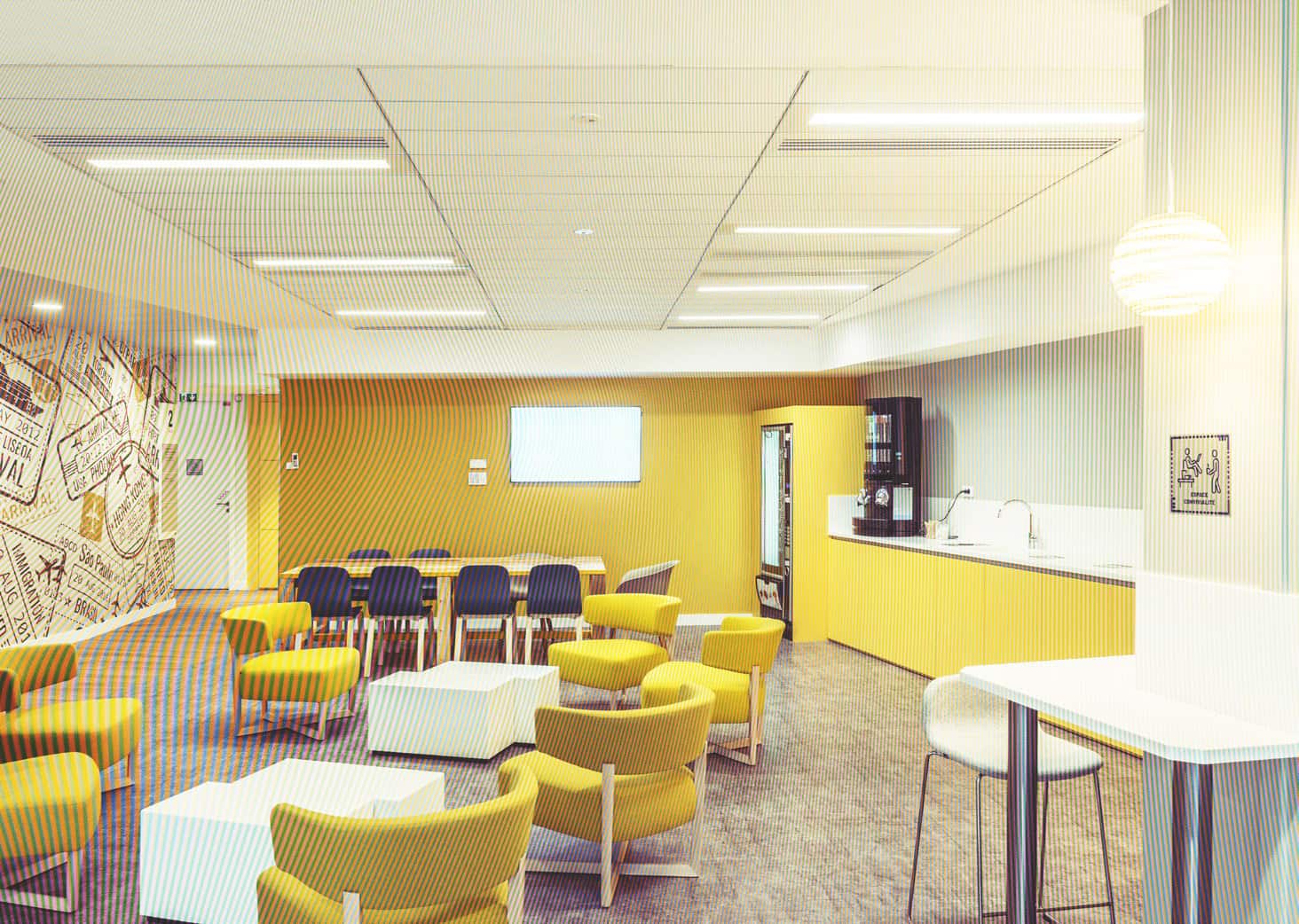 Espace de coworking lumineux avec mobilier jaune et ambiance chaleureuse.