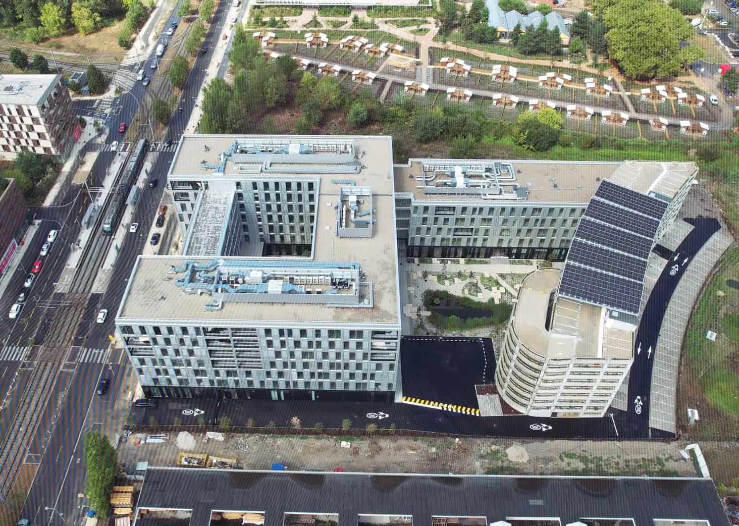 Bâtiment Urb1n moderne avec bureaux, vue aérienne, architecture contemporaine, énergie solaire, envi.