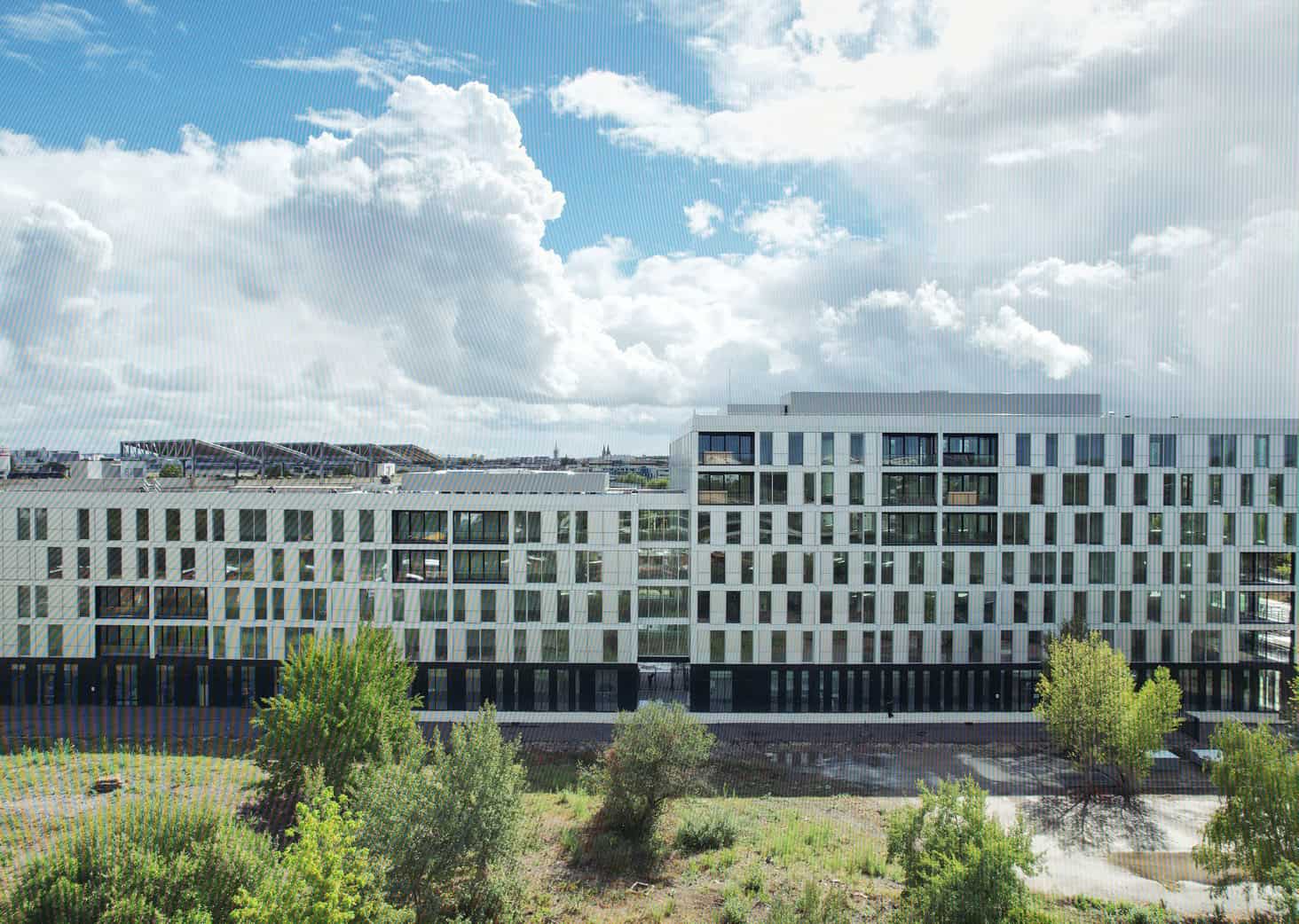 Bâtiment Urb1n moderne avec façade en verre et design innovant, situé dans un environnement urbain v.