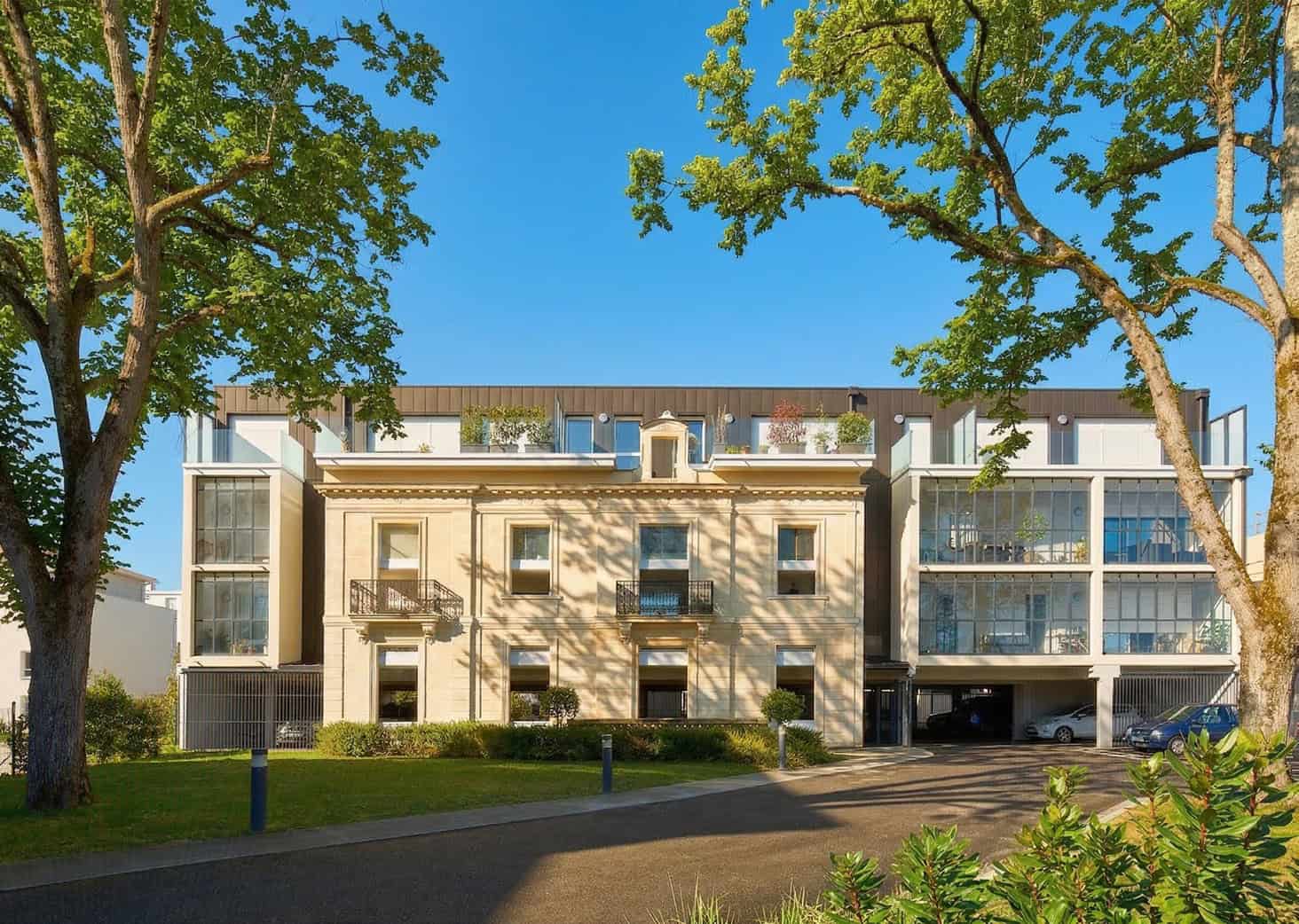 Appartement moderne avec balcon et parking souterrain, situé dans un environnement verdoyant et lumi.