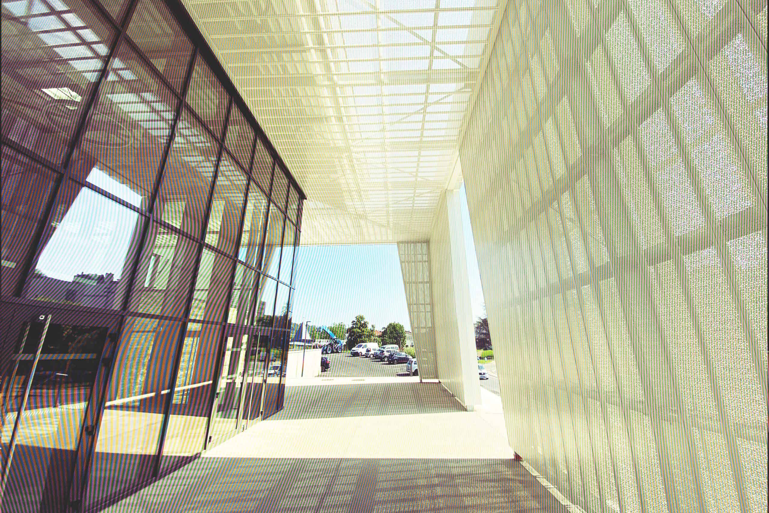Façade en verre moderne de Urb1n, bâtiment contemporain avec structure en acier et grande entrée lum.