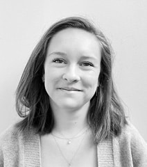 Portrait d'une femme souriante en noir et blanc, représentant la diversité et la confiance pour Urb1.