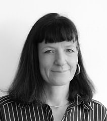 Portrait d'une femme souriante, cheveux longs et frange, portant une chemise à rayures, dans un styl.