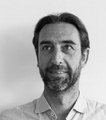 Homme d'affaires en réunion, visage sérieux, fond blanc, style professionnel, portrait en noir et bl.
